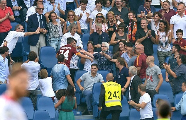 Ρόμα: Ο Φλορέντσι είδε κάρτα… αγκαλιάζοντας την γιαγιά του! (photos)