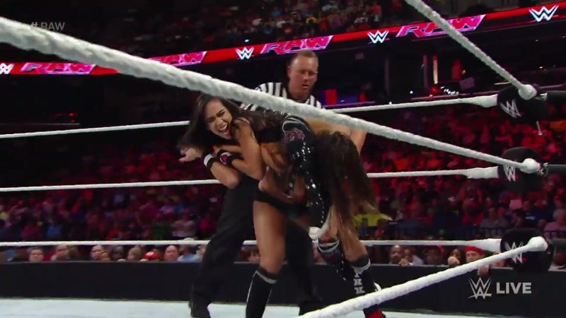 Raw: Μαγικά από Ambrose! (photos+videos)
