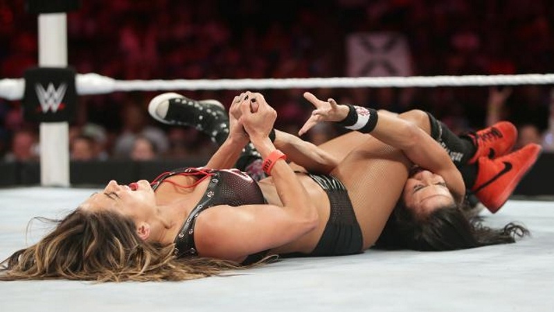 Raw: Μαγικά από Ambrose! (photos+videos)