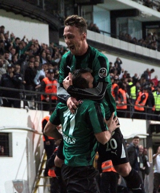 Υποκλίθηκε  στον Γκέκα η Φενέρ (videos+photos)