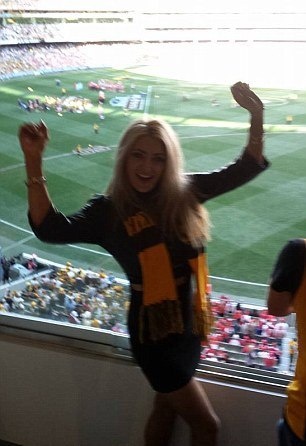 Αυστραλία: Μοντέλο γδύθηκε σε γήπεδο για… στοίχημα (photos)