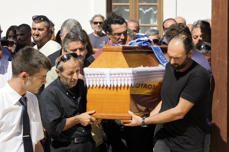 Ανείπωτος θρήνος στην κηδεία του Κατσούλη (photos+video)