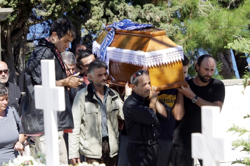 Ανείπωτος θρήνος στην κηδεία του Κατσούλη (photos+video)