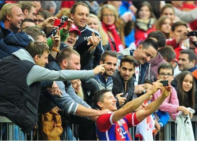 Μπάγερν Μονάχου: Selfie με τον κόσμο ο Λεβαντόφσκι (photos)