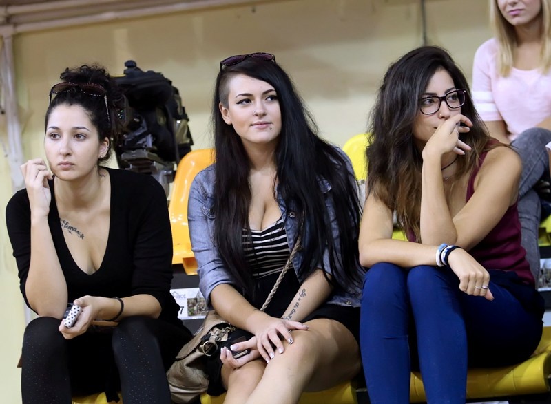 «Πέτρος Οικονομάκης»: Γένους θηλυκού (photos)