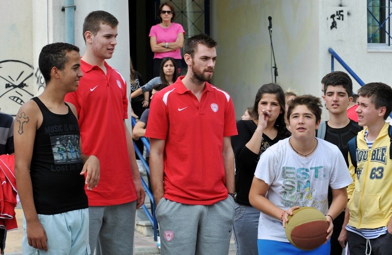 Ολυμπιακός: Έπαιξαν μπάσκετ με μαθητές (photos)