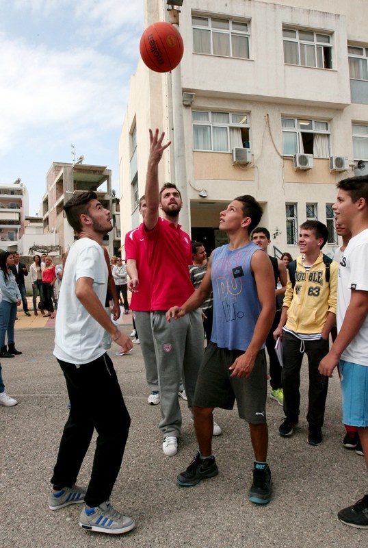 Ολυμπιακός: Έπαιξαν μπάσκετ με μαθητές (photos)