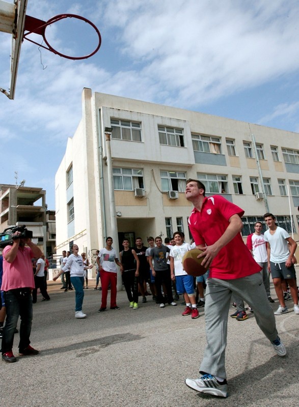 Ολυμπιακός: Έπαιξαν μπάσκετ με μαθητές (photos)