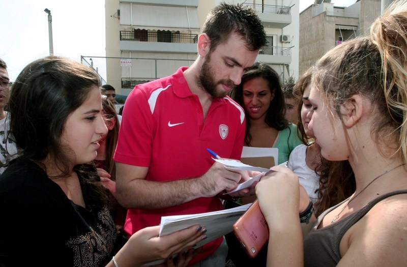 Ολυμπιακός: Έπαιξαν μπάσκετ με μαθητές (photos)