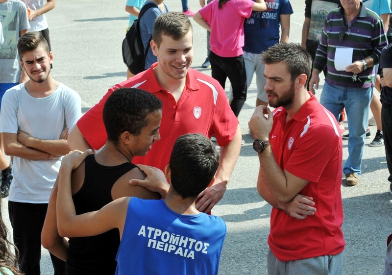 Ολυμπιακός: Έπαιξαν μπάσκετ με μαθητές (photos)