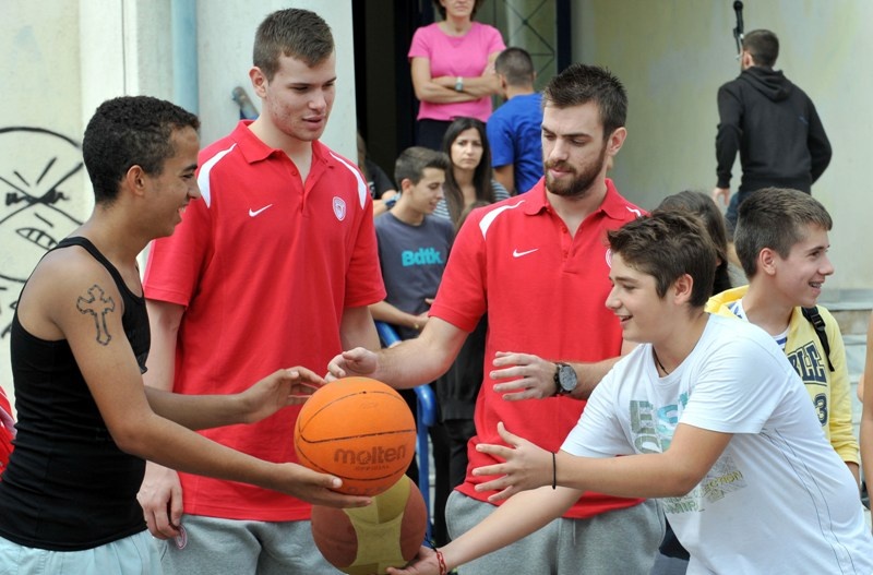 Ολυμπιακός: Έπαιξαν μπάσκετ με μαθητές (photos)