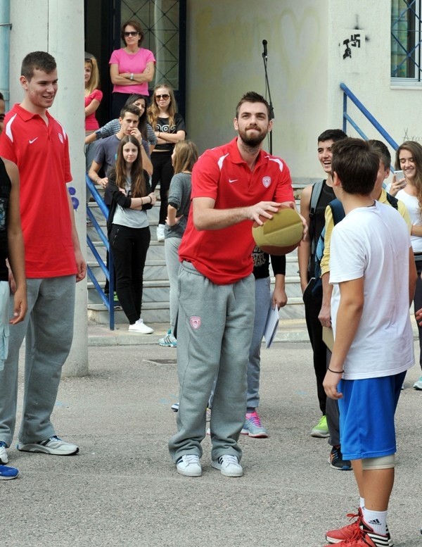 Ολυμπιακός: Έπαιξαν μπάσκετ με μαθητές (photos)