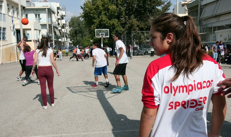 Ολυμπιακός: Έπαιξαν μπάσκετ με μαθητές (photos)
