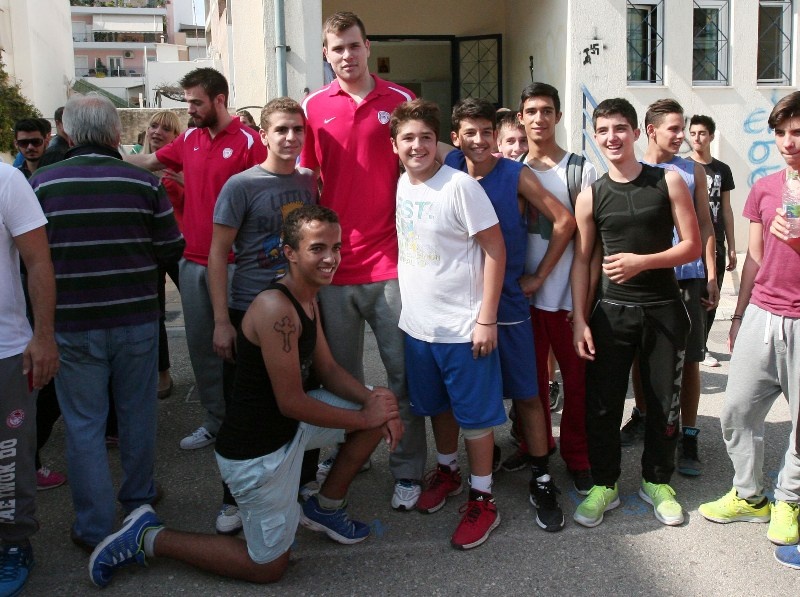 Ολυμπιακός: Έπαιξαν μπάσκετ με μαθητές (photos)