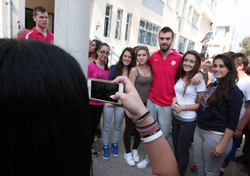 Ολυμπιακός: Έπαιξαν μπάσκετ με μαθητές (photos)