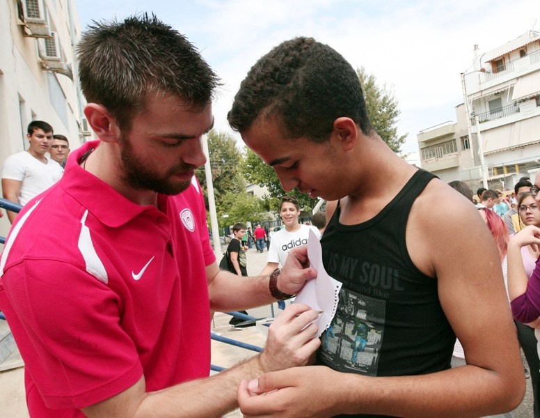 Ολυμπιακός: Έπαιξαν μπάσκετ με μαθητές (photos)