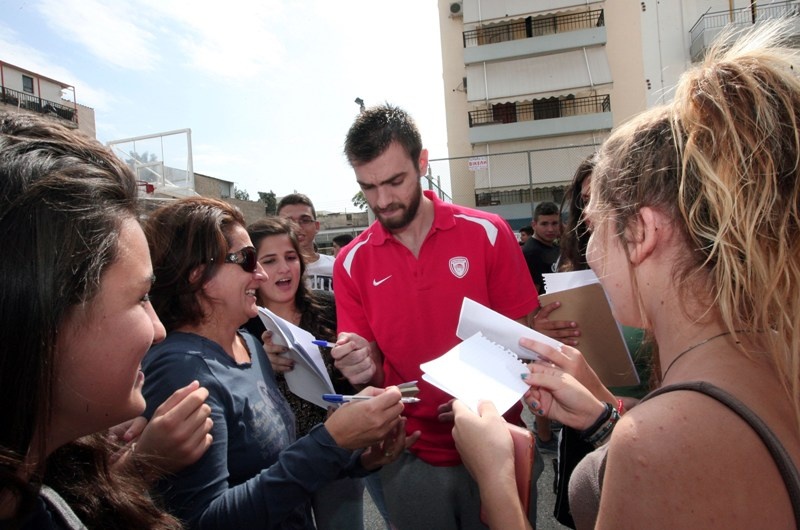 Ολυμπιακός: Έπαιξαν μπάσκετ με μαθητές (photos)