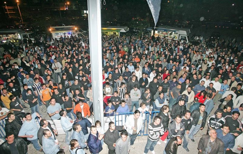 Οι οπαδοί στους δρόμους (videos+photos)