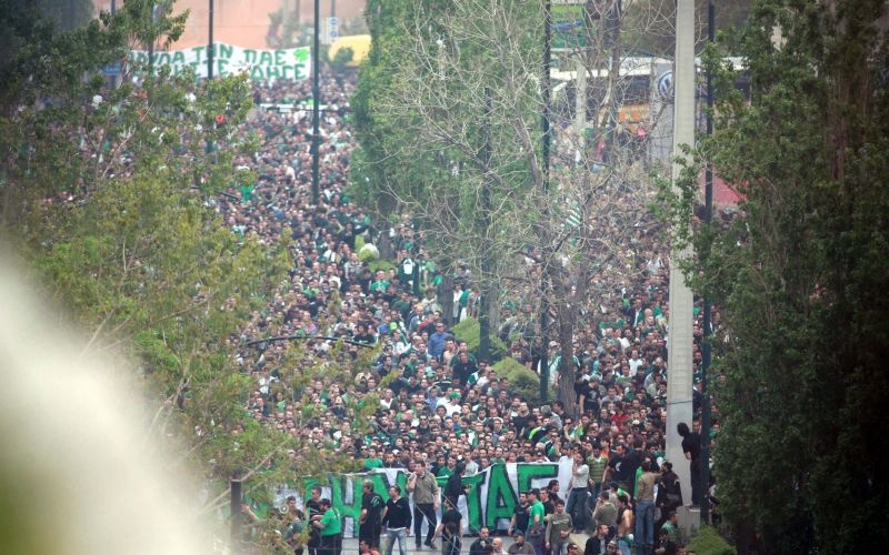 Οι οπαδοί στους δρόμους (videos+photos)