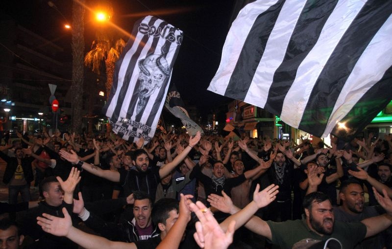 Οι οπαδοί στους δρόμους (videos+photos)