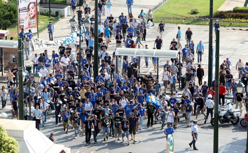 Οι οπαδοί στους δρόμους (videos+photos)