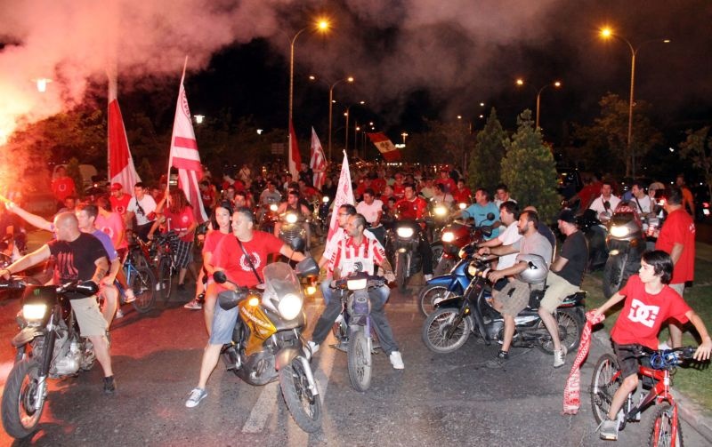 Οι οπαδοί στους δρόμους (videos+photos)
