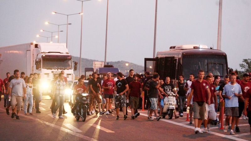 Οι οπαδοί στους δρόμους (videos+photos)