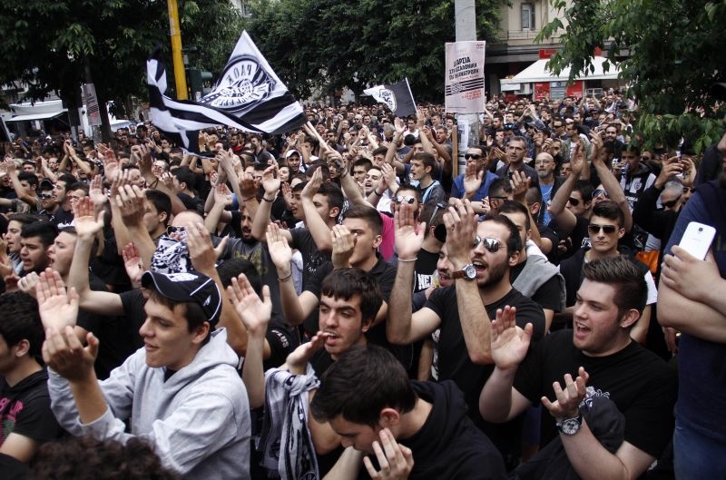 Οι οπαδοί στους δρόμους (videos+photos)