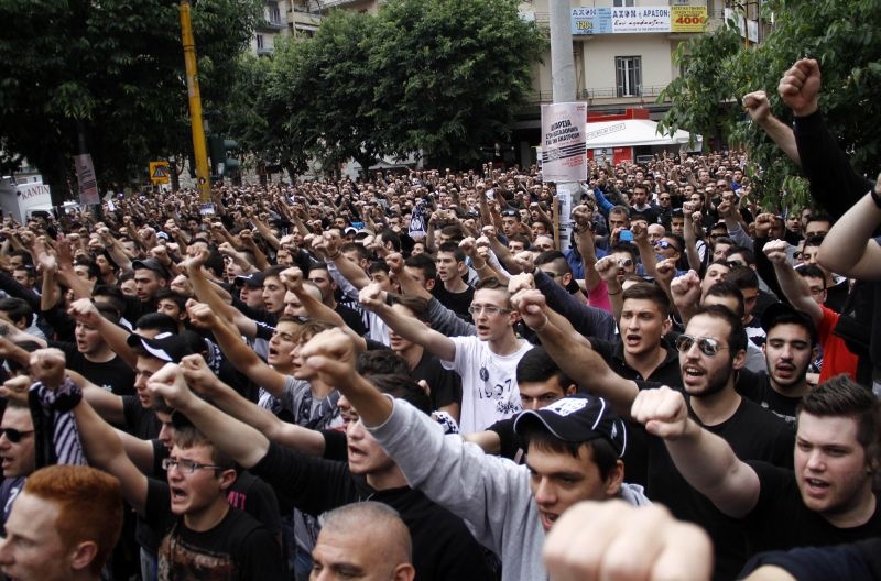 Οι οπαδοί στους δρόμους (videos+photos)