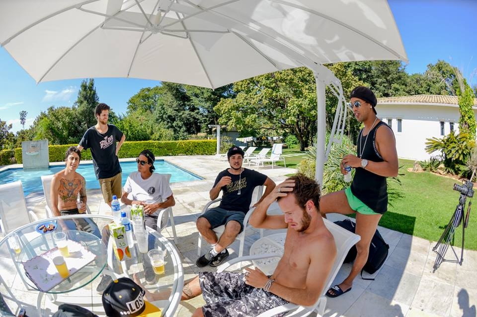 Ροναλντίνιο: Σουτάρει σε... κεφάλια ανθρώπων! (photos+video)