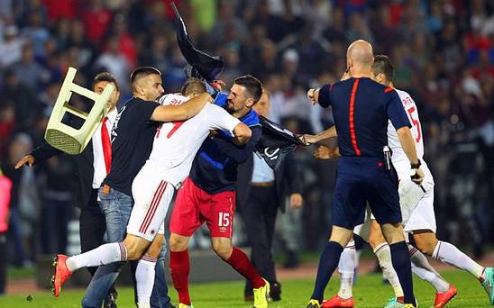 Σερβία-Αλβανία: Έψαχναν τις τσάντες των παικτών για το χειριστήριο! (video+photos)