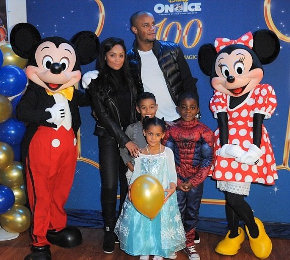 Μάντσεστερ Σίτι: Πόζαραν με Μίκι και Μίνι Μάους (photos)