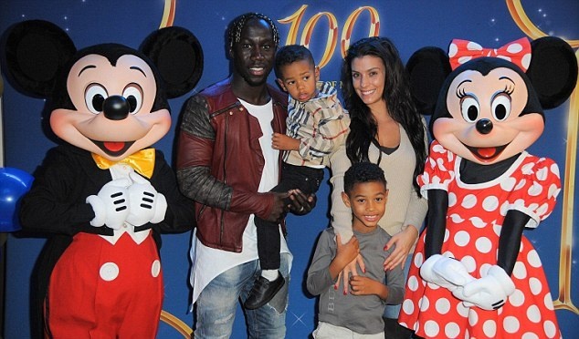 Μάντσεστερ Σίτι: Πόζαραν με Μίκι και Μίνι Μάους (photos)