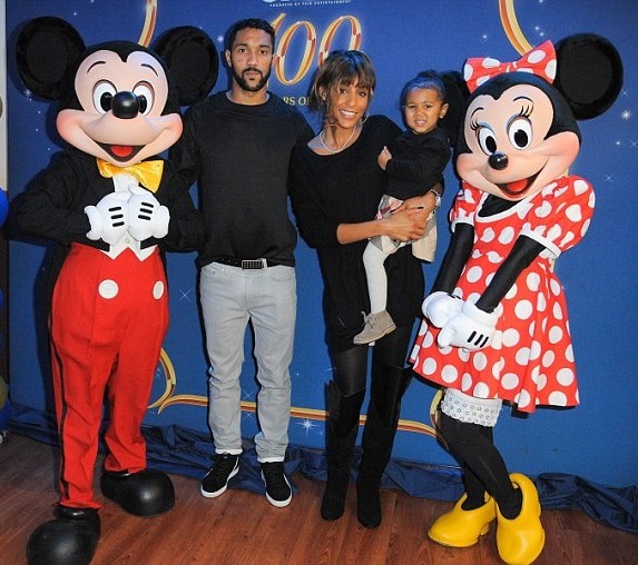 Μάντσεστερ Σίτι: Πόζαραν με Μίκι και Μίνι Μάους (photos)