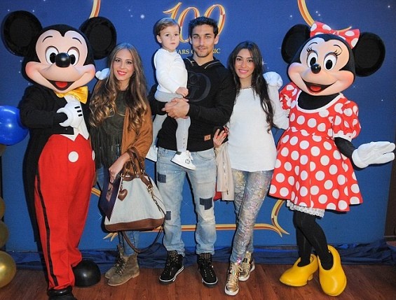 Μάντσεστερ Σίτι: Πόζαραν με Μίκι και Μίνι Μάους (photos)