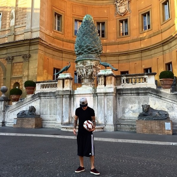 Το Βατικανό τα... έψαλε στον Μπίμπερ λόγω του ποδοσφαίρου (photos)