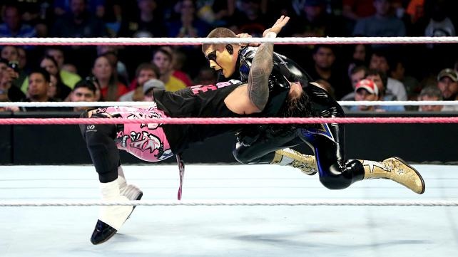 SmackDown: «Αρχηγός» ο Dean Ambrose (photos+videos)