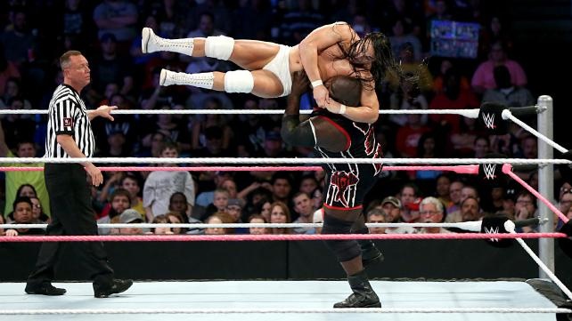 SmackDown: «Αρχηγός» ο Dean Ambrose (photos+videos)