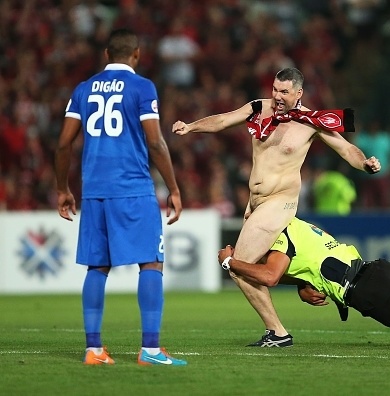 Τσάμπιονς Λιγκ Ασίας: Εισβολή ολόγυμνου οπαδού! (photo)