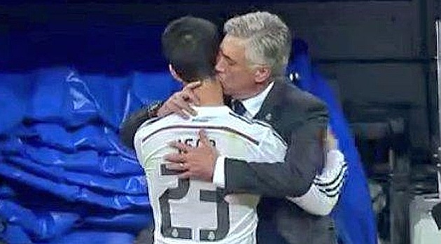 Ρεάλ Μαδρίτης: Το... ρουφηχτό φιλί του Αντσελότι στο λαιμό του Ίσκο (photos)