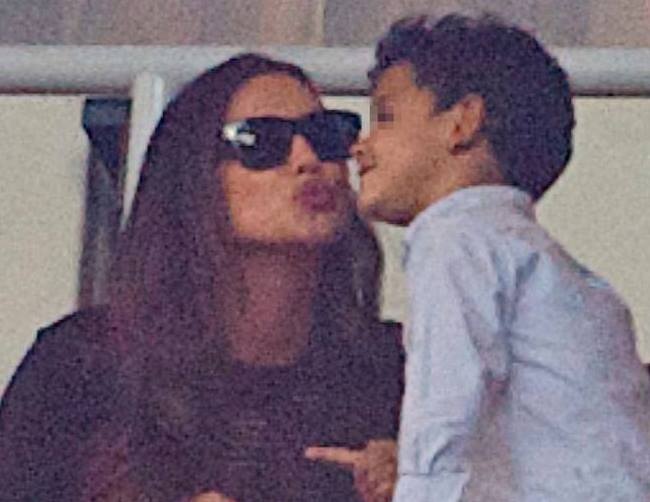 Ρεάλ - Μπαρτσελόνα: Φιλιά της Σάικ στον Κριστιάνο Τζούνιορ! (photos)