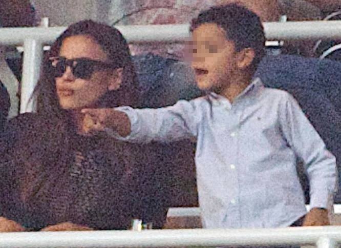 Ρεάλ - Μπαρτσελόνα: Φιλιά της Σάικ στον Κριστιάνο Τζούνιορ! (photos)