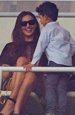 Ρεάλ - Μπαρτσελόνα: Φιλιά της Σάικ στον Κριστιάνο Τζούνιορ! (photos)