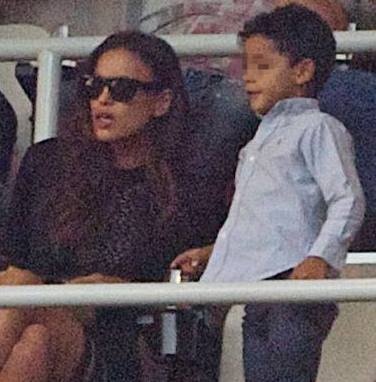 Ρεάλ - Μπαρτσελόνα: Φιλιά της Σάικ στον Κριστιάνο Τζούνιορ! (photos)