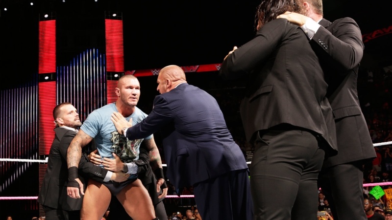 Raw: Αναλαμβάνει τη διάλυση των Authority o Cena (photos+videos)