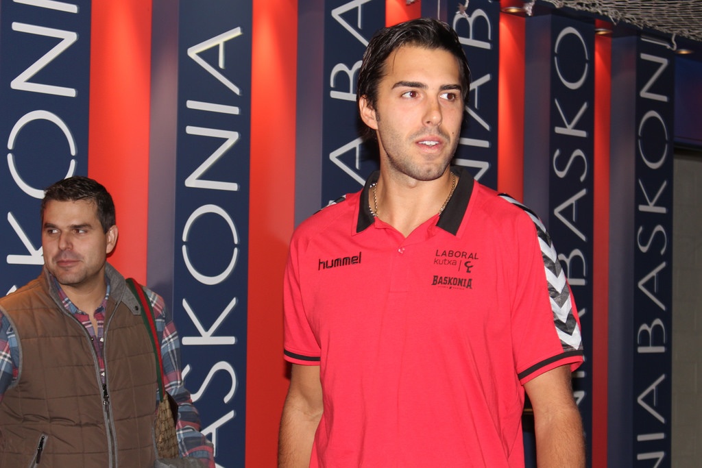 Λαμποράλ Κούτσα: Παρουσιάστηκε ο Βούγιασιτς (photos)