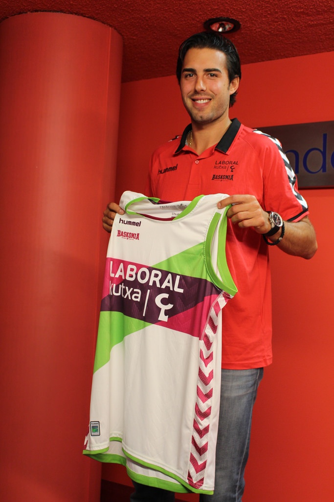 Λαμποράλ Κούτσα: Παρουσιάστηκε ο Βούγιασιτς (photos)