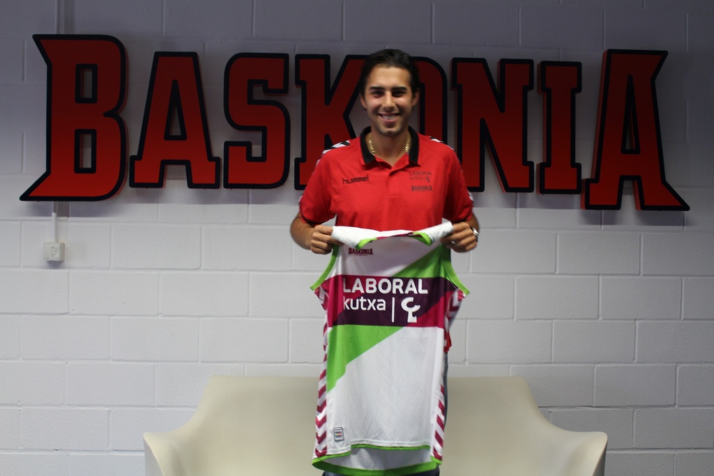 Λαμποράλ Κούτσα: Παρουσιάστηκε ο Βούγιασιτς (photos)