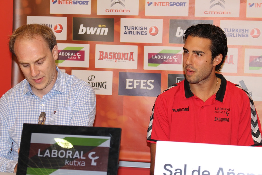 Λαμποράλ Κούτσα: Παρουσιάστηκε ο Βούγιασιτς (photos)