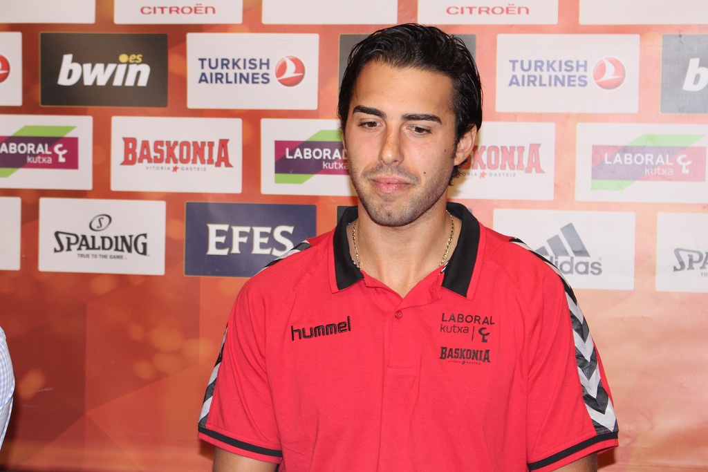 Λαμποράλ Κούτσα: Παρουσιάστηκε ο Βούγιασιτς (photos)